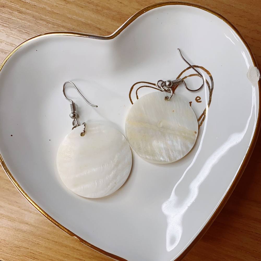Shell Earings - Picture 2 of 4